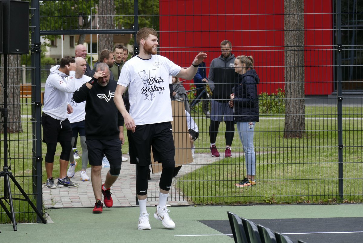 peak unused neck FOTO: Ar labdarības maču Valmierā atklāts Bertānu ģimenes basketbola laukums  - Valmieras Ziņas